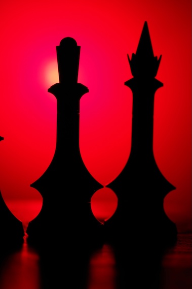 赤い背のチェスのコマの写真