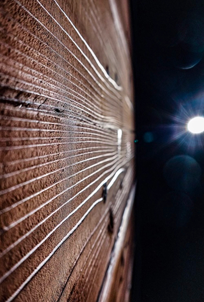 かべと夜の月の写真